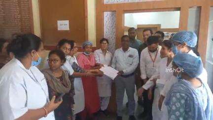 होशंगाबाद नगर: जिला अस्पताल में सुरक्षा बढ़ाने की मांग को लेकर नर्स स्टाफ ने सीएमएचओ को दिया ज्ञापन