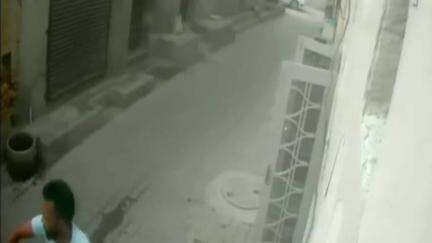 डबवाली: शहर के बस अड्डा रोड पर एक दुकान के बाहर से बाइक हुई चोरी, सीसीटीवी फुटेज आई सामने