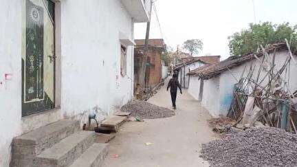 छतरपुर नगर: गोपाल टोरिया मंदिर मार्ग में बने मकानों को गिराने के लिए मकान मालिकों को नपा ने थमाए नोटिस, लोग परेशान #jansamasya