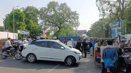 पिटाई से नाराज अधिवक्ताओं ने हाईकोर्ट चौराहे पर किया सड़क जाम, आरोपी पुलिसकर्मी के खिलाफ की कार्रवाई की मांग