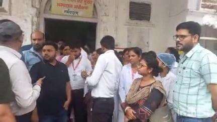 होशंगाबाद नगर: जिला अस्पताल में नर्स, सिक्योरिटी गार्ड व डॉक्टर के साथ हुई मारपीट का मामला; नर्सों ने प्रदर्शन कर CS को दिया ज्ञापन
