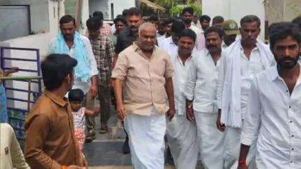 తాడిపత్రి: పెద్దపప్పూరులోని సోమనపల్లిలో పర్యటించి మండల రాజకీయ పరిస్థితుల గురించి అడిగి తెలుసుకున్న EX MLA కేతిరెడ్డి పెద్దారెడ్డి