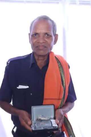 कांकेर: सुशासन शिविर के माध्यम से ग्राम रानीडोंगरी के कोटवार दशरथ को श्रवण यंत्र मिलने से जिंदगी में आया सुनहरा बदलाव
