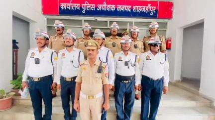 शाहजहांपुर: पुलिस अधीक्षक कार्यालय में पुलिस अधीक्षक राजेश द्विवेदी ने यातायात कर्मियों को 50 एसी हेल्मेट वितरित किए
