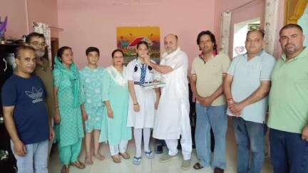 गगरेट: 10वीं बोर्ड परीक्षा में टॉप टेन में स्थान पाने वाले छात्रों को गगरेट के पूर्व MLA राजेश ठाकुर ने नकद पुरस्कार से नवाजा