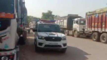 सिराथू: कोखराज इलाके में खनन परिवहन के खिलाफ पुलिस की संयुक्त टीम ने 6 ट्रक, 2 ट्रैक्टर सीज किए, 2 बसों का किया चालान