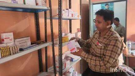 बिसौली: बिसौली सीएचसी पर प्रधानमंत्री भारतीय जनऔषधि केंद्र में मार्केट की दवाइयां बेचने की शिकायत पर ड्रग इंस्पेक्टर ने छापा मारा