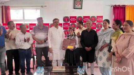 भवारना: विधायक विपिन सिंह परमार ने दसवीं के परिणाम में प्रथम स्थान पर आने वाली छात्रा को स्कूल जाकर दी बधाई