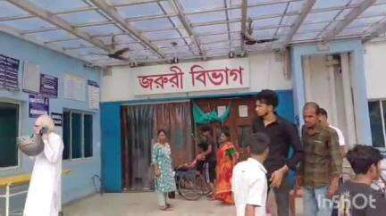 বনগাঁ: ওভারটেক করতে দিয়ে দুই গাড়ির রেষারেষিতে দুর্ঘটনা , গোপালনগরের কানশোনাতে রাস্তার পাশে নয়নজুলিতে পড়লো গাড়ি