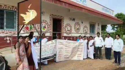 ఉరవకొండ: వ్యక్తిగత, పరిసరాల పరిశుభ్రతను పాటించాలి: చాబాలలో వైద్యాధికారి మారుతి, మలేరియా ఆఫీసర్ కోదండరామిరెడ్డి లు