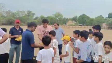 इटारसी: बारह बंगले के रेलवे संस्थान में चल रहे निःशुल्क क्रिकेट प्रशिक्षण शिविर में नपा अध्यक्ष ने बच्चों से मुलाकात की