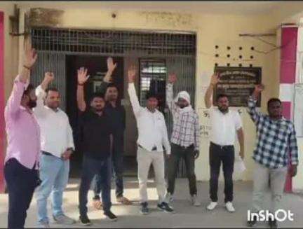 टांडा: बसखारी में ब्लॉक कर्मचारियों ने निलंबित कर्मचारियों की बहाली ना होने पर शुरू की अनिश्चितकालीन हड़ताल