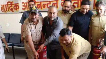 ऊना: अग्निशमन विभाग ने रामपुर में परिवहन निगम के कर्मियों को आग बुझाने के गुर सिखाए