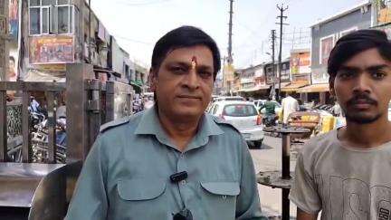 मुजफ्फरनगर:मंदिर के सामने मुस्लिम युवक बेचता है फूल,कुछ लोग उसे हटाने की कोशिश कर रहे,समाजसेवी मनीष चौधरी आए समर्थन मे