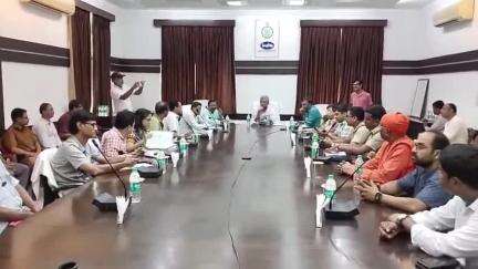 হলদিয়া: হলদিয়া দুর্গাচক সুপার মার্কেটে সংস্কার ও পরিকাঠামো নিয়ে বৈঠক HDA ভবনে উপস্থিত HDA চেয়ারম্যান