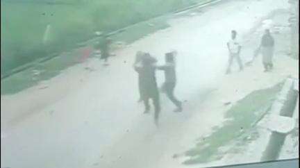 धनौरा: गजरौला के गांव शाहबाजपुर डोर में मामूली विवाद के चलते दबंगों ने किया हमला, घटना सीसीटीवी कैमरे में कैद