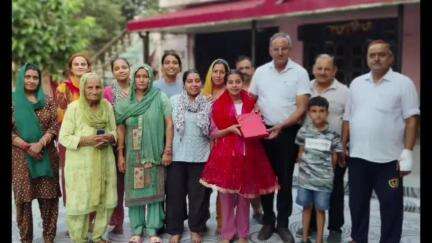 घनारी: जिला परिषद सदस्य सुशील कालिया ने बोर्ड परीक्षा में प्रदेश भर में 10 वें स्थान पर रही जोह की आरुषि ठाकुर को सम्मानित किया