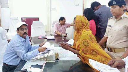 बेतिया: जिलाधिकारी के जनता दरबार में 75 मामले सुने गए, कई का हुआ मौके पर समाधान