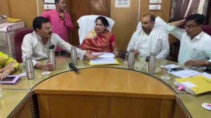 बीना: नगर पालिका सभागार में लोक निर्माण विभाग की समीक्षा बैठक, ठेकेदारों को समय सीमा पर काम करने के निर्देश
