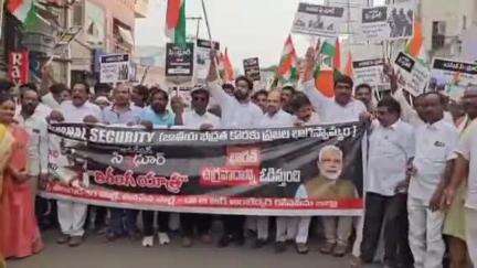 ఆపరేషన్ సింధూరం విజయంలో భాగంగా అమలాపురంలో గడియార స్తంభం నుండి 100 మీటర్ల జాతీయ జెండాతో కూటమినేతల ర్యాలీ