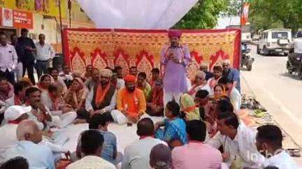 गढ़ी: बीएपी विधायक जय कृष्ण पटेल के खिलाफ गढ़ी में किया गया धरना-प्रदर्शन, विधायक पटेल को बर्खास्त करने की मांग की