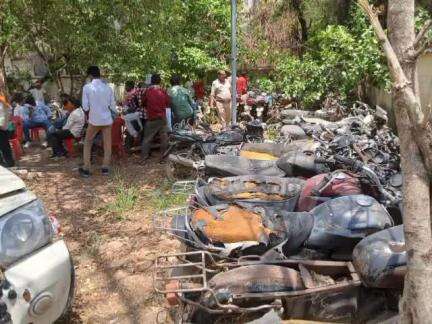 कर्वी: थाना कोतवाली कर्वी चौकी शिवरामपुर परिसर में खड़े 106 लावारिस वाहनों की हुई नीलामी