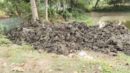 বারাসাত ১: বামনগাছিতে কবরস্থান সংস্কারের নামে পুকুর ভরাটের অভিযোগ, স্থানীয়দের প্রতিবাদ #jansamasya