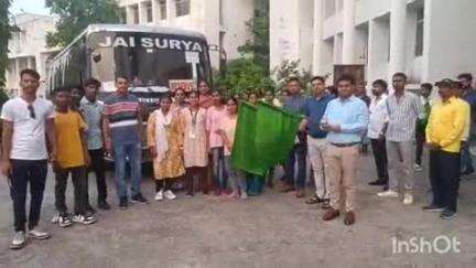 रामगढ़: समाहरणालय से भारत निर्वाचन आयोग के दो दिवसीय प्रशिक्षण के लिए वालंटियर सदस्यों को उपायुक्त ने रवाना किया