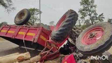 बैकुंठपुर: बैकुंठपुर में ट्रैक्टर चलाते हुए समोसा खाने के दौरान पलटा ट्रैक्टर, चालक को आई गंभीर चोट
