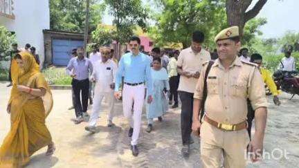 अकबरपुर: सीडीओ ने फतेहपुर मानिकपुर में चौपाल लगाकर ग्रामीणों की समस्याएं सुनीं, आवास, पेंशन और राशन कार्ड की समस्याएं सुलझाई