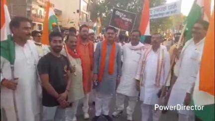 कर्वी: पहलगाम आतंकी हमले के बाद पाकिस्तान के खिलाफ ऑपरेशन सिंदूर का जश्न मनाते हुए चित्रकूट शहर में निकाली गई तिरंगा यात्रा