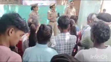 सादाबाद: पुलिस अधिकारियों ने सादाबाद क्षेत्र में कार्यक्रम आयोजित कर बालिकाओं और महिलाओं को अपराधों के प्रति किया जागरूक