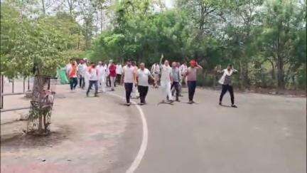 दमोह: लव जिहाद और धर्मांतरण के विरोध में सकल हिंदू समाज ने रैली निकालकर मुख्यमंत्री के नाम कलेक्टर को ज्ञापन सौंपा