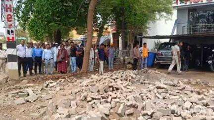 बिक्रमगंज: बिक्रमगंज में प्रधानमंत्री के संभावित कार्यक्रम को लेकर अधिकारियों ने चलाया अतिक्रमण हटाओ अभियान