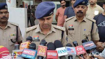 रामानुजगंज: रेत माफियाओं द्वारा पुलिस आरक्षक की हत्या मामले में सनावल में पुलिस अधीक्षक बैंकर वैभव ने की प्रेस वार्ता