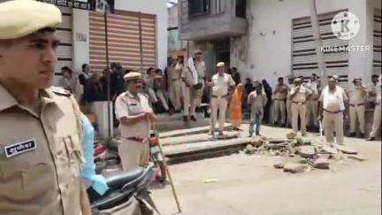 बकानी: बकानी कस्बे के माचलपुर रोड पर प्रशासन ने पीडब्ल्यूडी विभाग की भूमि से अतिक्रमण हटाने के लिए चलाया पीला पंजा