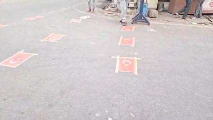 बरेली: बरेली के सिकलापुर चौराहे पर व्यापारियों ने तुर्की के विरोध में झंडे को सड़क पर चिपकाकर और फाड़कर जताया विरोध