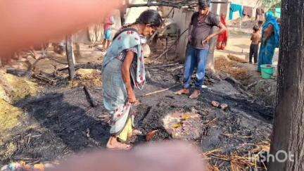 जलालाबाद: लहसना गांव में खाना बनाते समय लगी आग, झोपड़ी जलकर हुई राख