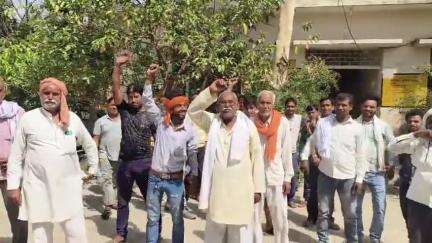 भरथना: बकेवर विद्युत उपकेंद्र पर आक्रोशित ग्रामीण धरना पर बैठे,15 दिनों से पहाड़पुर में 63 KB  ट्रांसफार्मर फुका, #jansamsaya