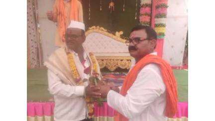 मालेगाव: शिरपूर येथे लग्न वेळेवर लावल्याने वर पित्याचा शाल श्रीफळ देऊन केला सत्कार