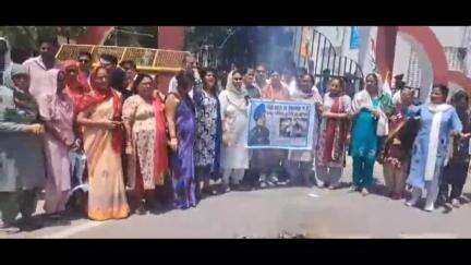 महिला कांग्रेस कमेटी ने एमपी के मंत्री को बर्खास्त करने की मांग को लेकर कलेक्ट्रेट पर किया प्रदर्शन