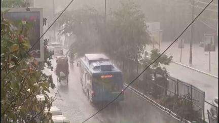Delhi | Sudden change in weather causes strong winds and heavy rains in several parts of the National Capital