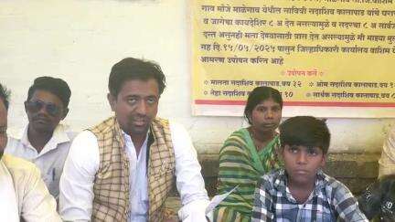 वाशिम: घराचा नमुना ८ अ देण्याच्या मागणीसाठी विधवा महिलेचे मुलाबाळासह जिल्हाधिकारी कार्यालयावर आमरण उपोषण