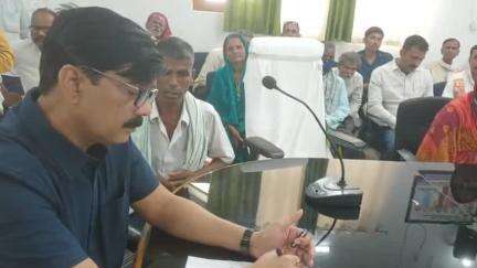 मोतिहारी: समाहरणालय स्थित डॉ राधाकृष्णन भवन के सभागार में आयोजित जनता के दरबार में 130 आवेदनकर्ताओं की समस्याओं पर हुई सुनवाई