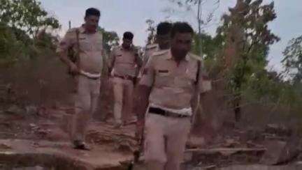 देवेंद्रनगर: पन्ना पुलिस ने यूपी-मध्यप्रदेश सीमा के जंगलों में सघन तलाशी अभियान चलाया, ग्रामीणों को सुरक्षा का आश्वासन दिया