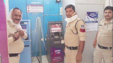 मझगवां: मझगवां पुलिस ने बैंकों और ATM में चलाया सघन चेकिंग अभियान, संदिग्धों से पूछताछ कर बैंक व ATM फ्रॉड को लेकर किया जागरूक