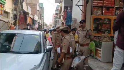 हसनपुर: हसनपुर पुरानी घास मंडी के पास ज्वेलरी की दुकान पर बदमाशों ने की लूटपाट व तोड़फोड़, घटना से क्षेत्र में मचा हड़कप