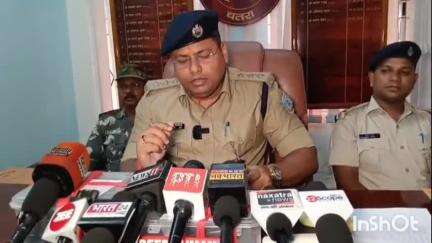 चतरा: डीजे सिस्टम लूटपाट मामले में 7 लुटेरों को गिरफ्तार किया, चतरा एसडीपीओ कार्यालय में प्रेस कॉन्फ्रेंस में दी जानकारी