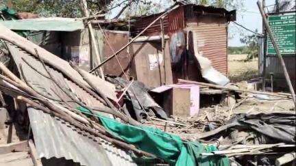कैलारस: सेमई चौराहे पर कच्ची दुकान JCB से तोड़ी गई, दुकानदार ने आजीविका चलाने का किया था दावा, ग्रामीणों ने विरोध किया