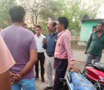 पेटलावद: पेटलावद अटल बस्ती में नगर परिषद ने अतिक्रमण हटाने के लिए नोटिस जारी किए, सूचना पर बीजेपी नेता पहुँचे